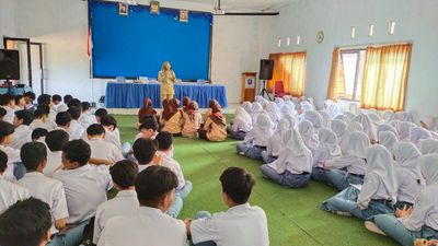 Penyuluhan kesehatan reproduksi remaja dan menghindari pergaulan bebas dari tim Puskesmas Kaliwiro di SMA N 1 Kaliwiro